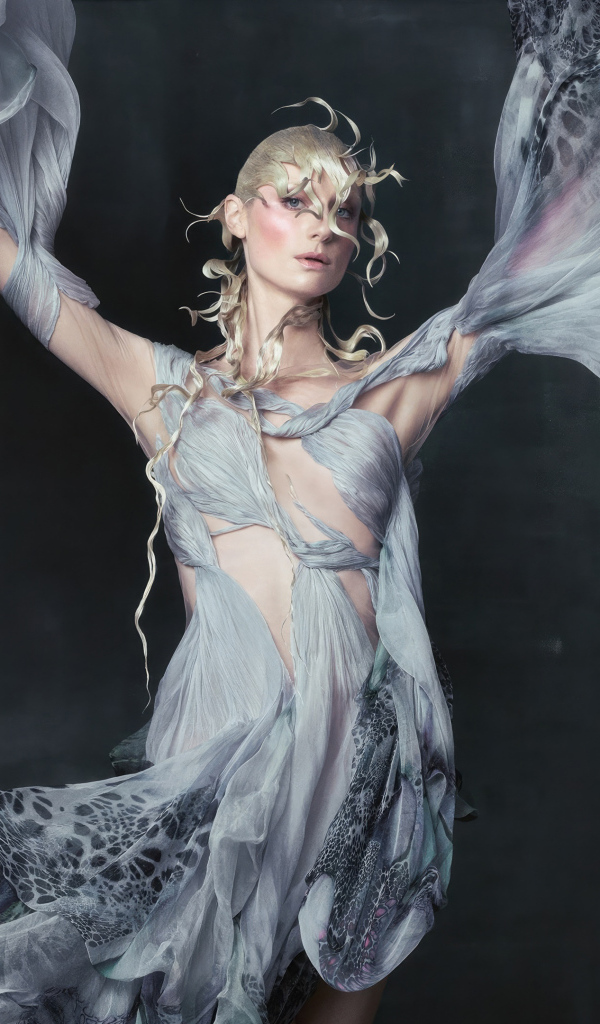 Актриса Элизабет Дебики в красивом сером платье