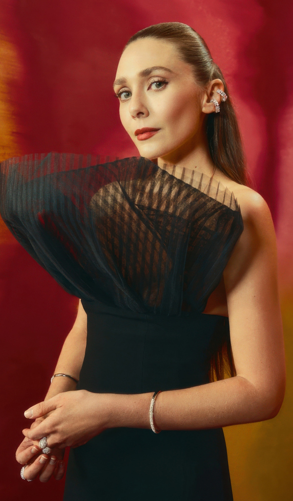 Актриса Элизабет Олсен в необычном черном платье