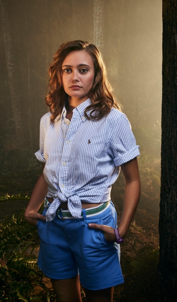 Актриса Элла Пернелл в лесу