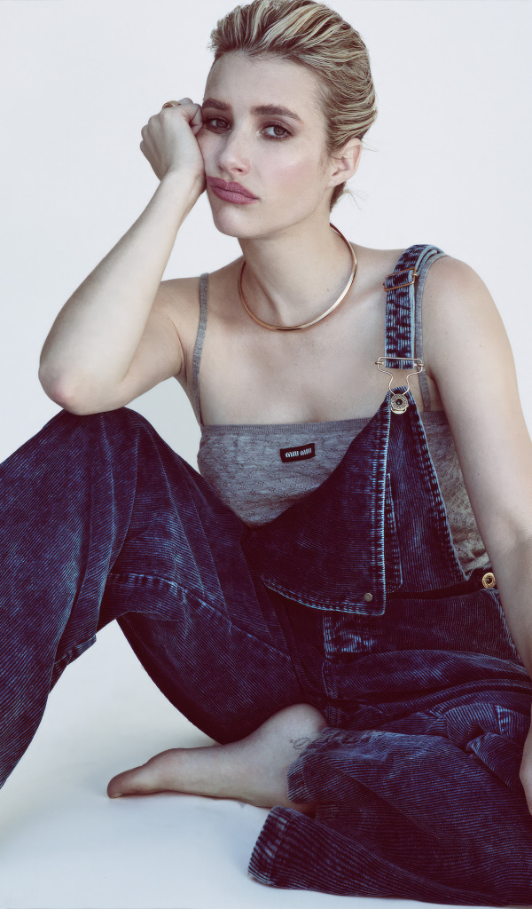 Актриса Эмма Робертс  в джинсовом комбинезоне