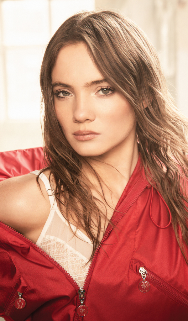 Актриса Фрейя Аллан в красной жилетке