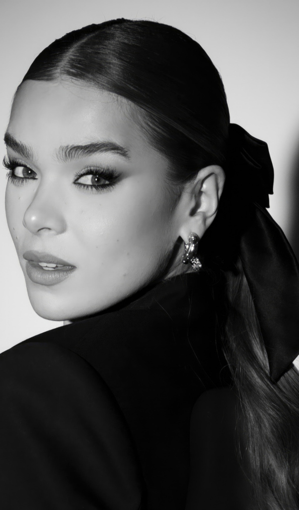 Актриса Хейли Стейнфилд позирует на сером фоне