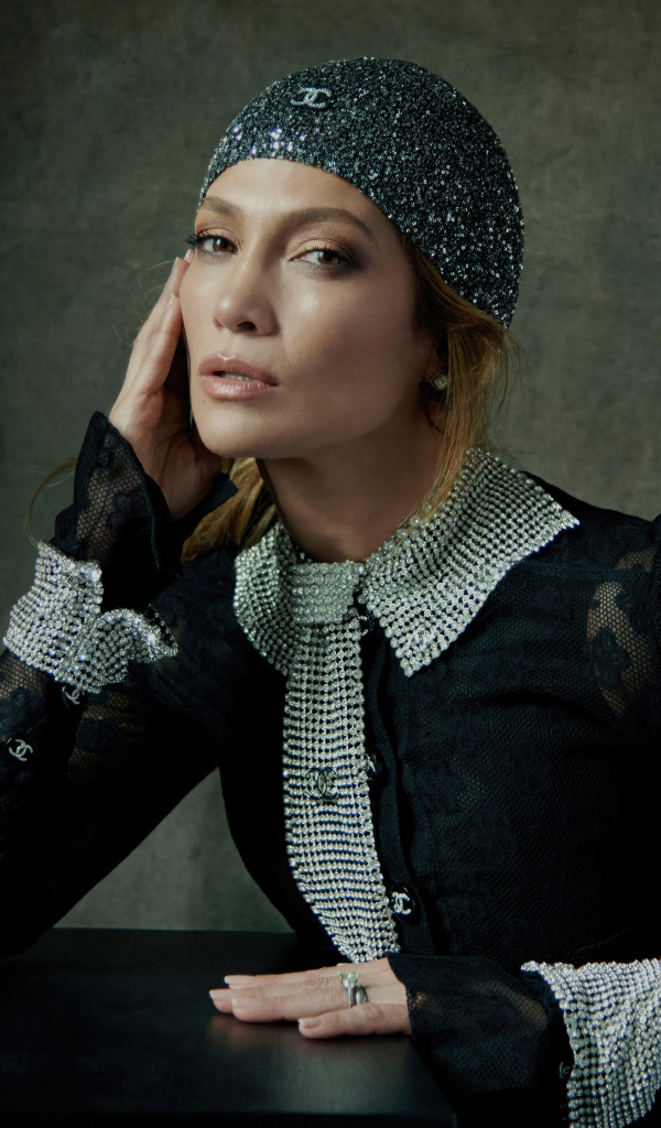 Актриса Дженнифер Лопес в блестящей шапке