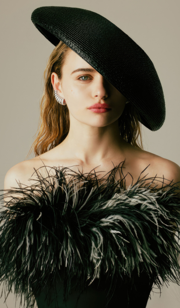 Актриса Джоуи Кинг в шляпе