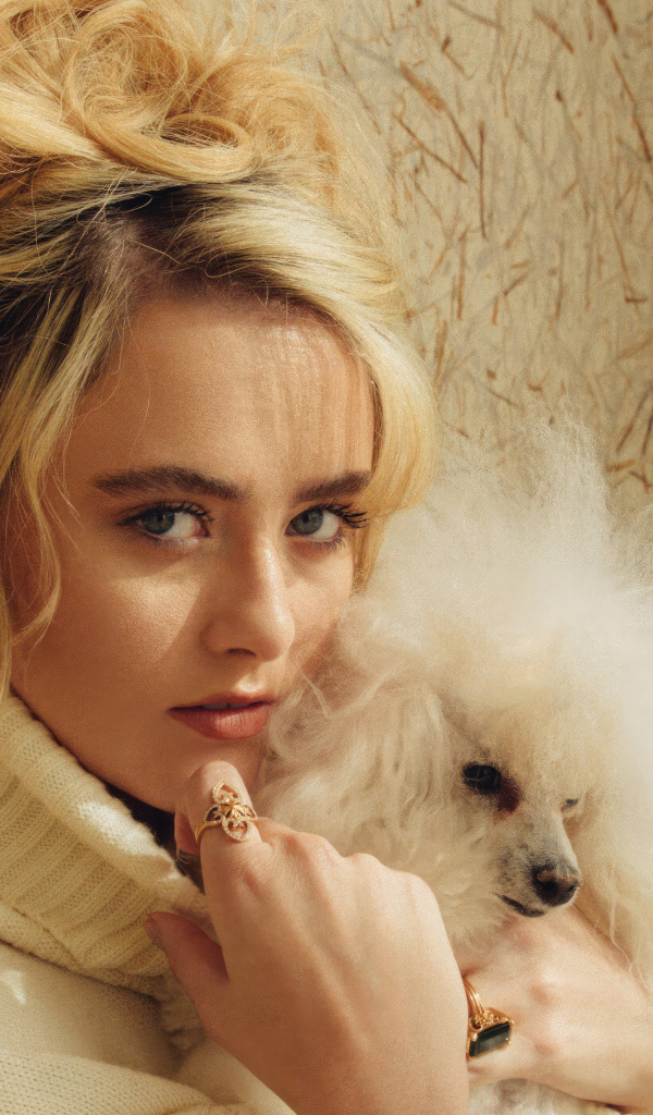 Актриса Кэтрин Ньютон  с собакой у стены