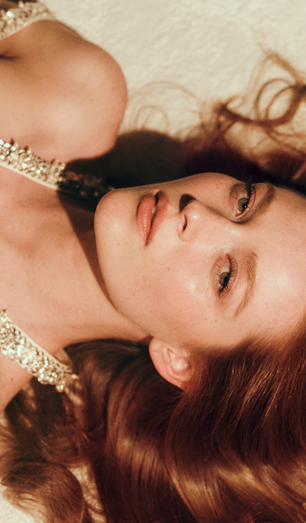 Актриса Ларсен Томпсон в красивом платье лежит на кровати