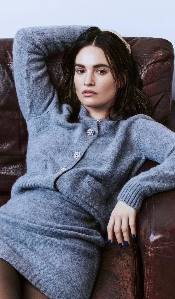 Актриса Лили Джеймс лежит на диване