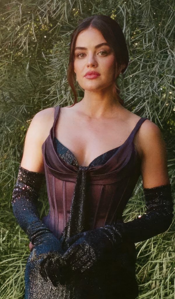 Актриса Люси Хейл в черном платье у зеленых зарослей