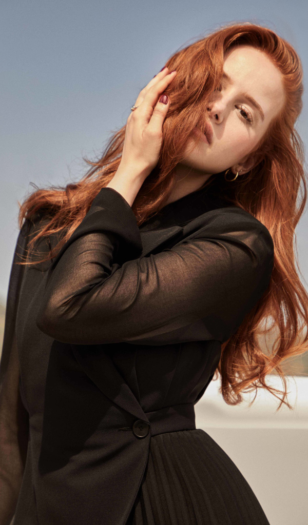 Актриса Мэделин Петш в черном наряде закрыла лицо волосами