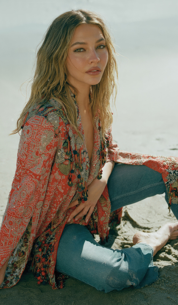 Актриса Мэдлин Клайн сидит на песке