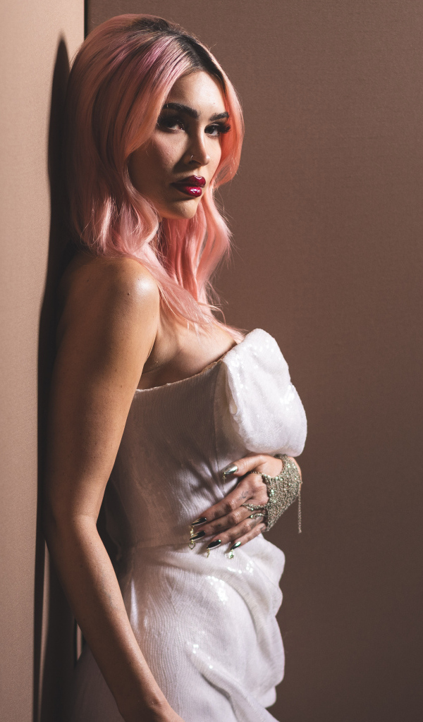 Актриса Меган Фокс с розовыми волосами в белом платье