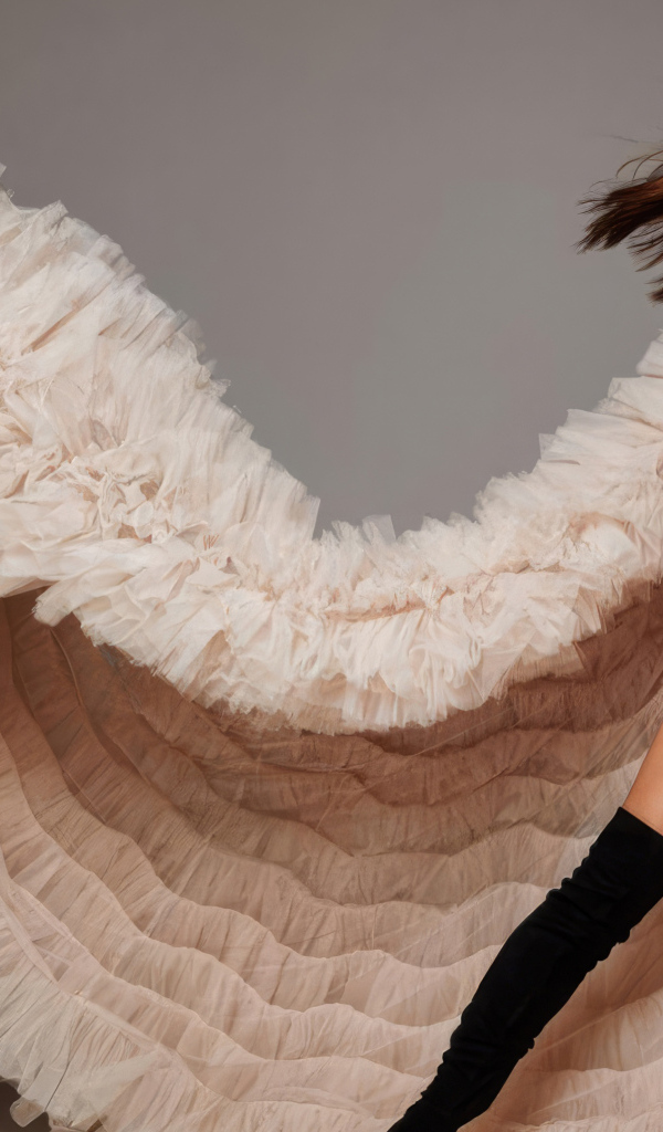 Актриса Моника Барбаро в красивом наряде