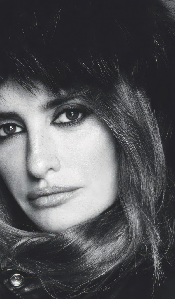 Актриса Пенелопа Крус в меховой шапке