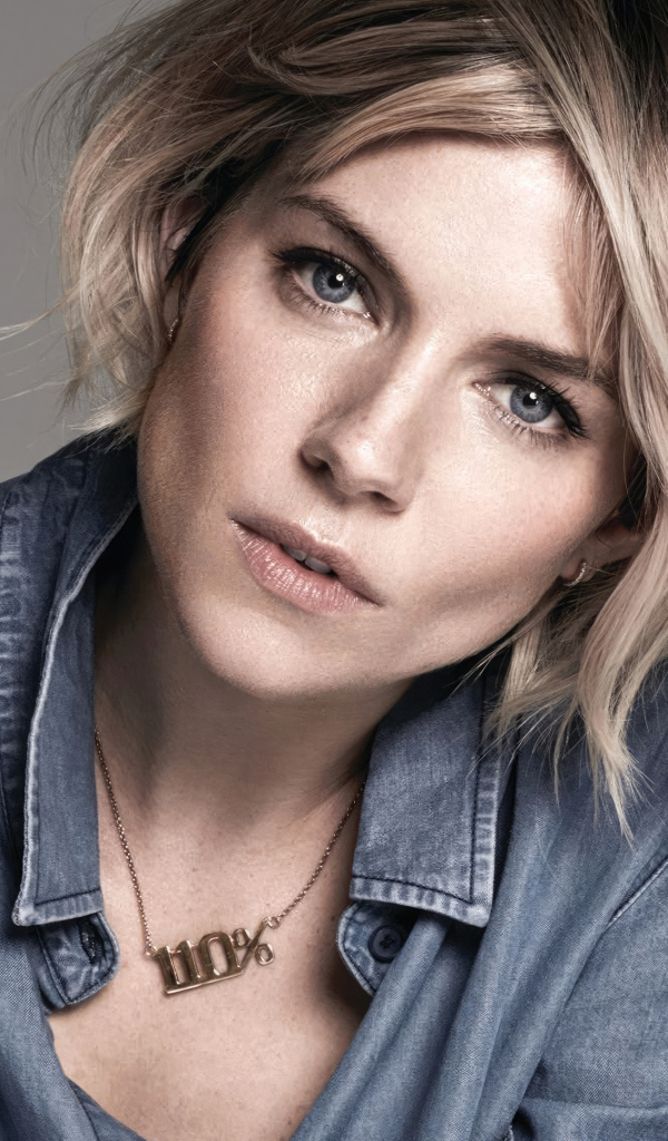 Актриса Сиенна Миллер на сером фоне