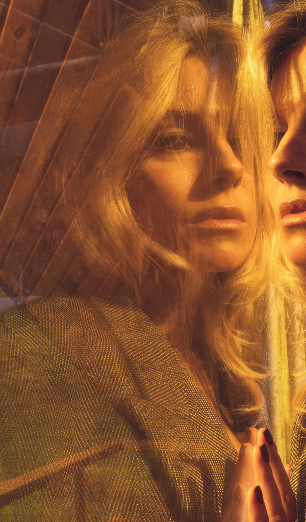 Актриса Сиенна Миллер отражает в окне