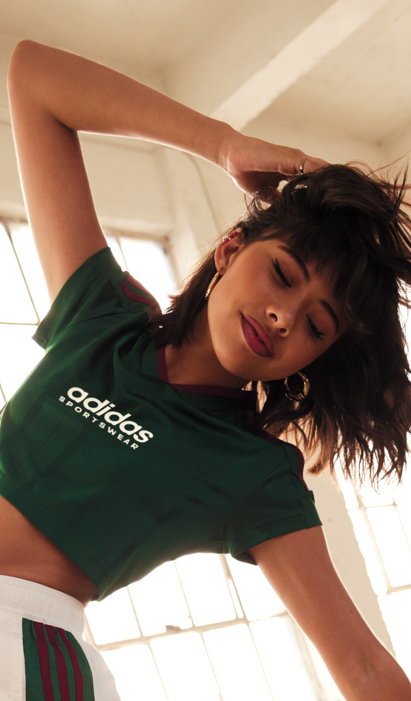 Актриса Сочи Гомес в футболке адидас