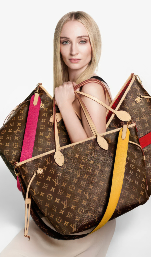Актриса Софи Тернер с тремя сумками Луи Виттон