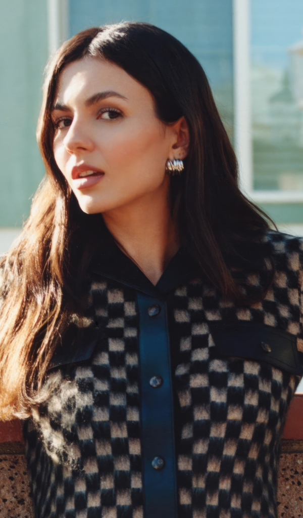 Актриса Виктория Джастис в теплой кофте