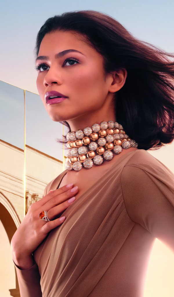 Актриса Зендая с украшениями на шее