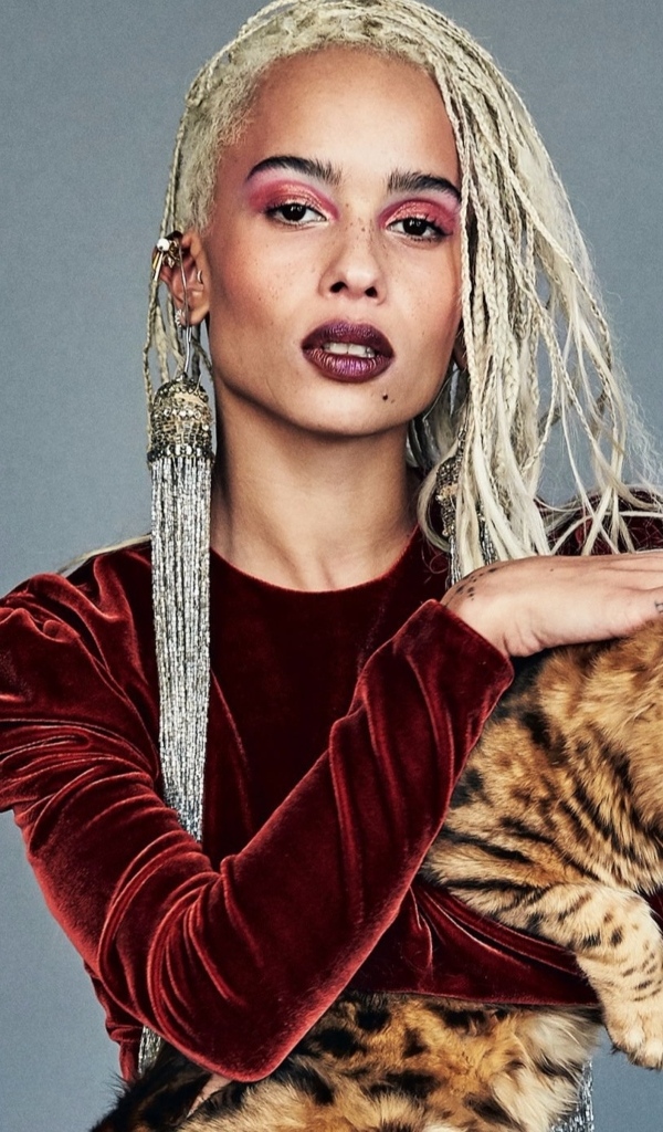 Актриса Зои Кравиц с котом в руках