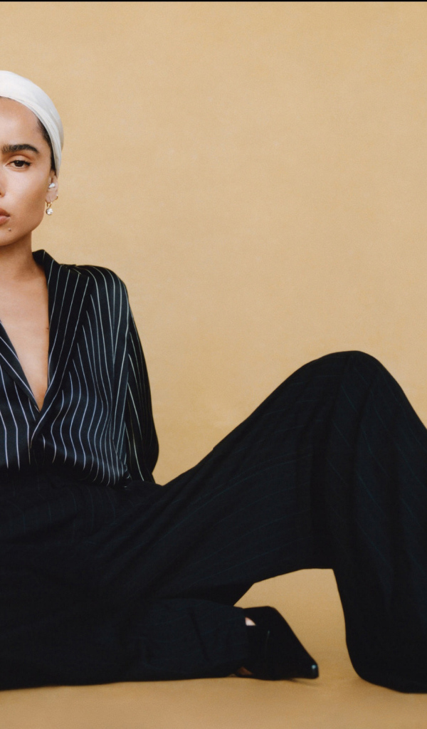 Актриса Зои Кравиц сидит на полу