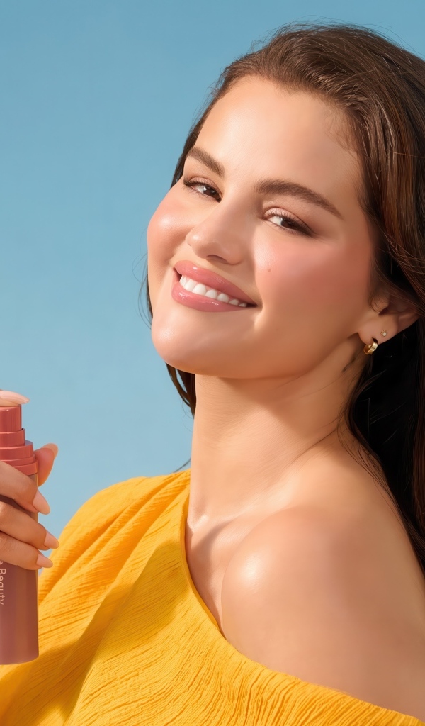 Актриса и певица Селена Гомес со спреем в руках