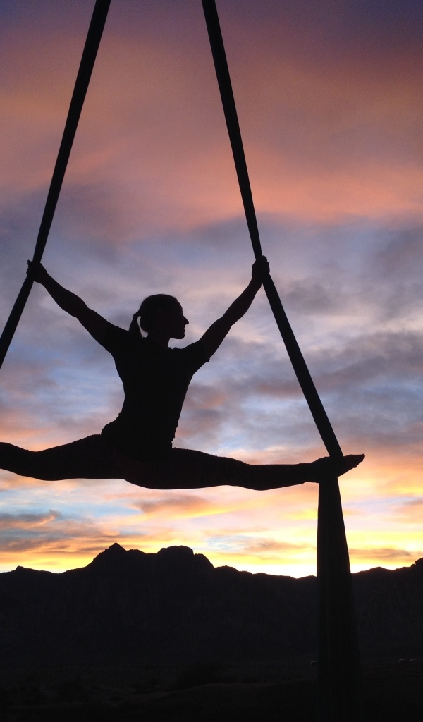 Воздушная гимнастка на закате солнца