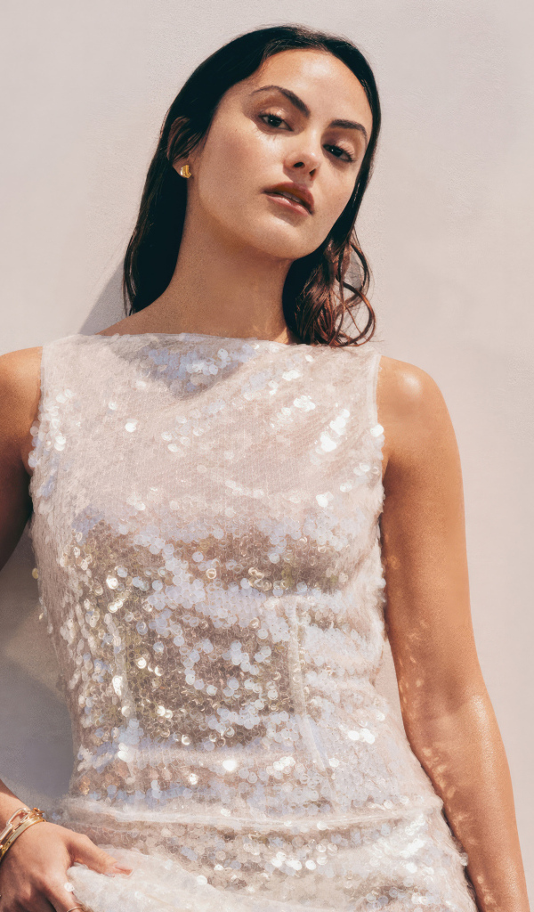 Американская актриса Камила Мендес в блестящем платье