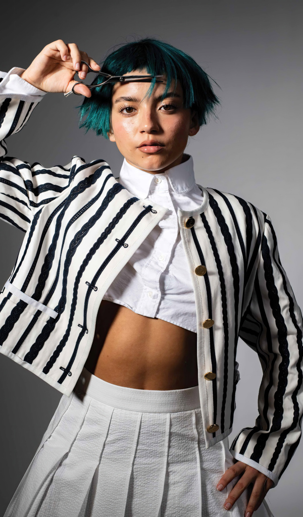 Американская актриса Изабела Мерсед с зелеными волосами на сером фоне