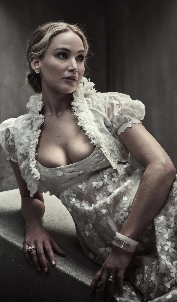 Американская актриса Дженнифер Лоуренс  в красивом платье