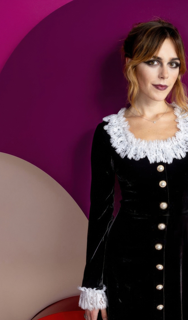 Американская актриса Кирнан Шипка на разноцветном фоне