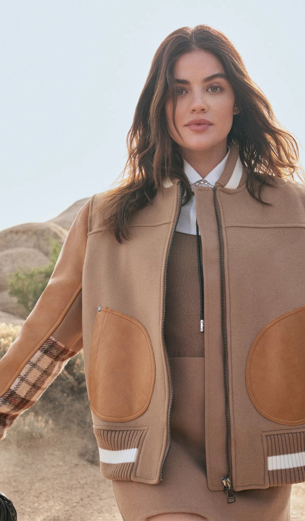 Американская актриса Люси Хейл у камней