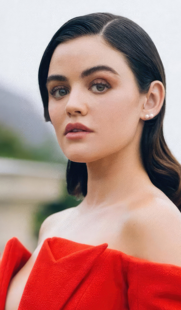 Американская актриса Люси Хейл в красном наряде