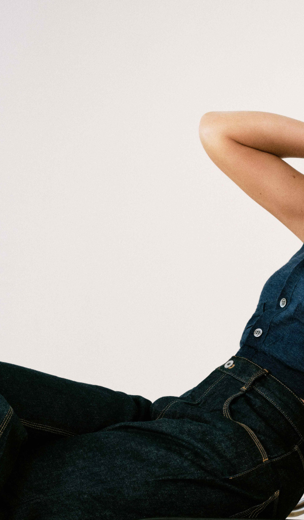 Американская актриса Мэдлин Клайн сидит на стуле