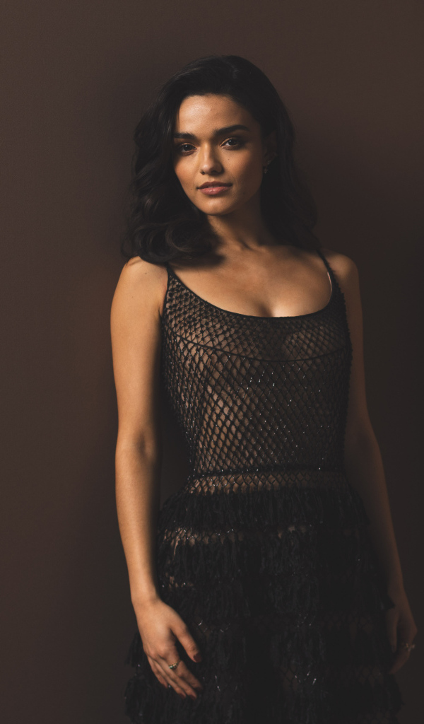 Американская актриса Рэйчел Зеглер стоит у стены