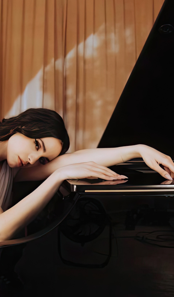 Американская актриса София Карсон с роялем