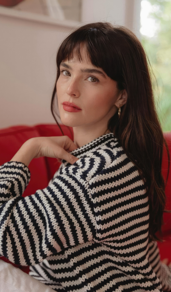 Американская актриса Зои Дойч в полосатом свитере