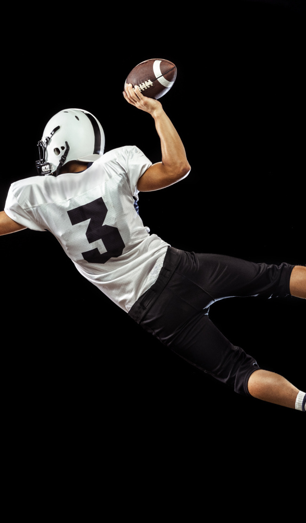 Игрок в американский футбол на черном фоне