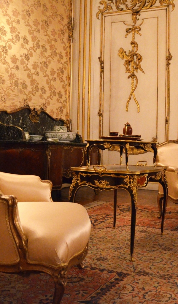 Старинная мебель в комнате с камином