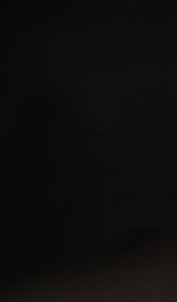 Спортивная блондинка стоит на черном фоне