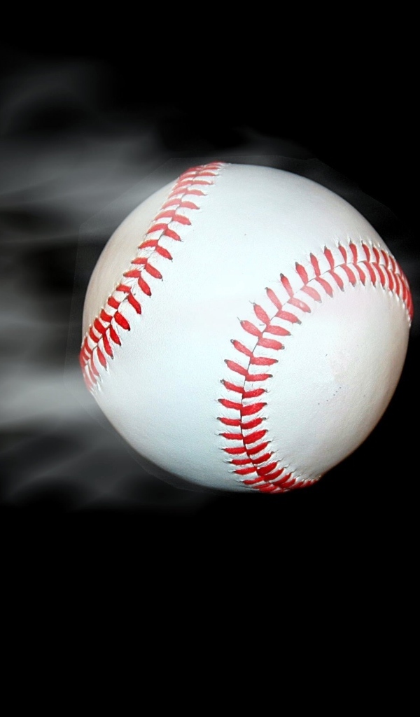 Бейсбольный мяч летит на черном фоне