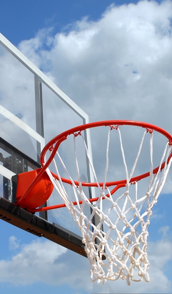 Баскетбольное кольцо на фоне белых облаков