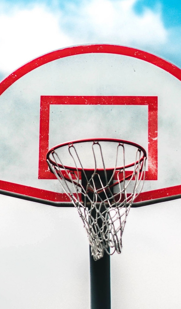 Баскетбольное кольцо на фоне белых облаков