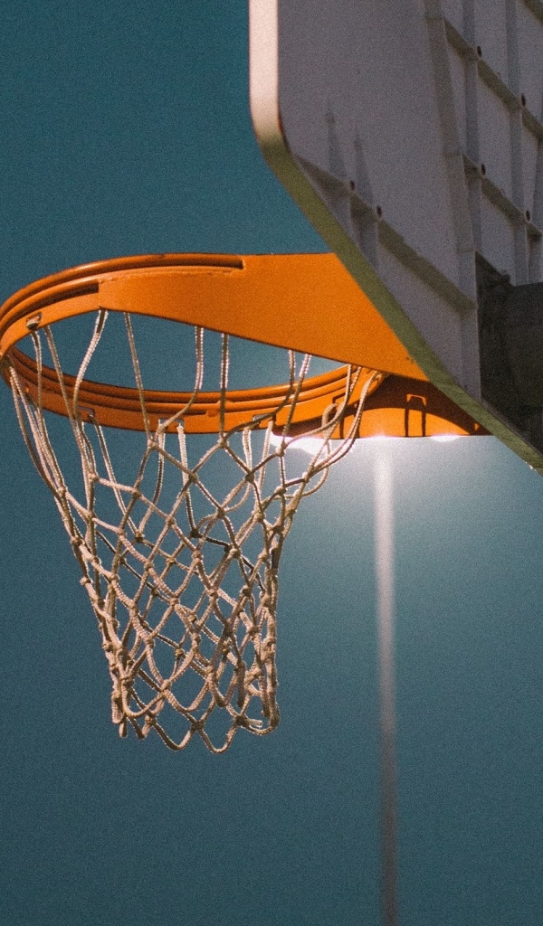 Баскетбольное кольцо в свете фонаря