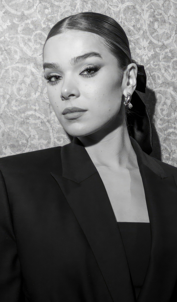 Красивая американская актриса Хейли Стейнфилд в черном костюме