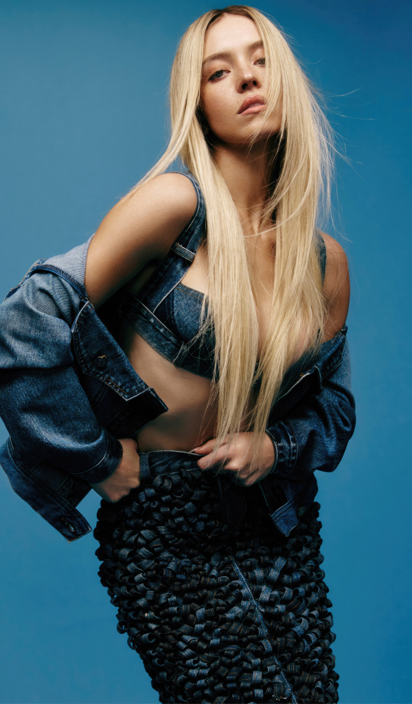 Красивая актриса Сидни Суини на синем фоне