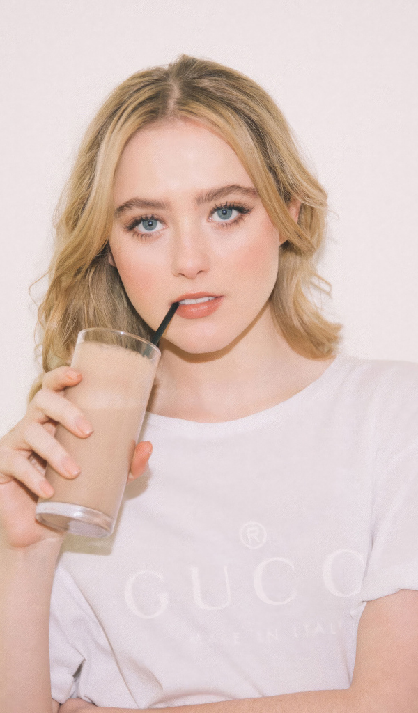 Красивая блондинка Кэтрин Ньютон  с напитком в руках