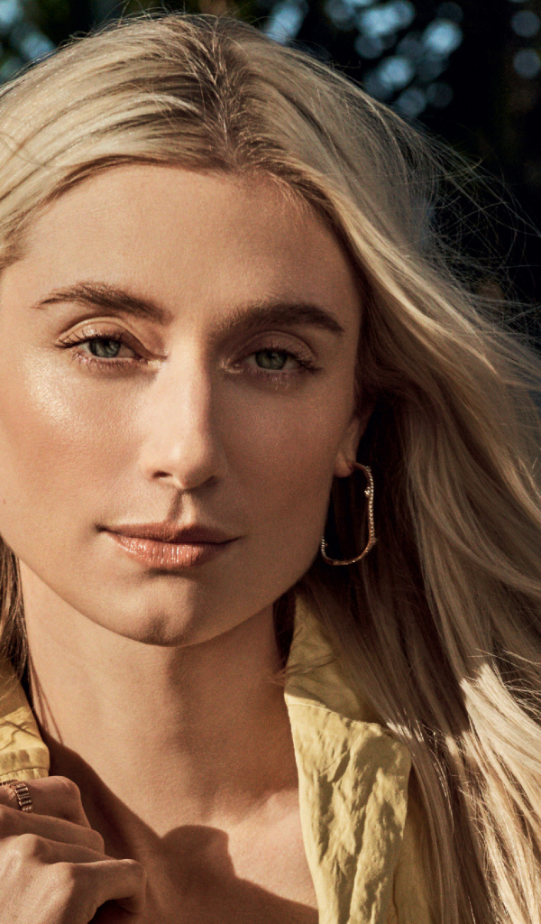 Красивая блондинка актриса Элизабет Дебики