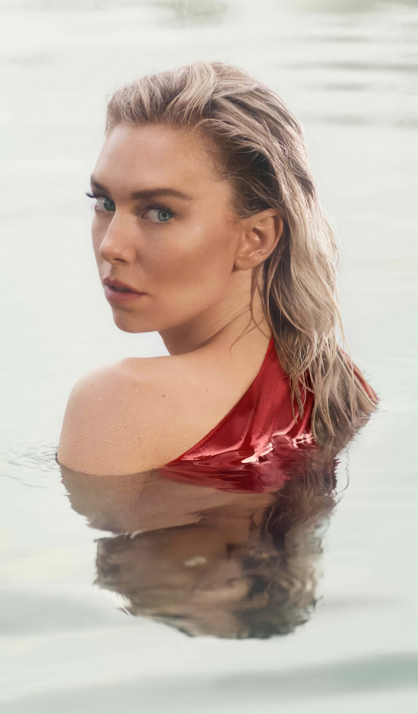 Красивая блондинка актриса Ванесса Кирби в воде