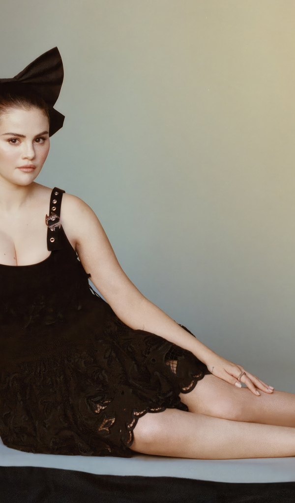 Красивая девушка актриса Селена Гомес в черном платье